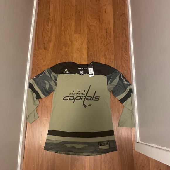 CUSTOM CAPITALS ALEX OVECHKIN SALUTE TO SERVICE JERSEY SIZE:44 - Picture 3 of 5